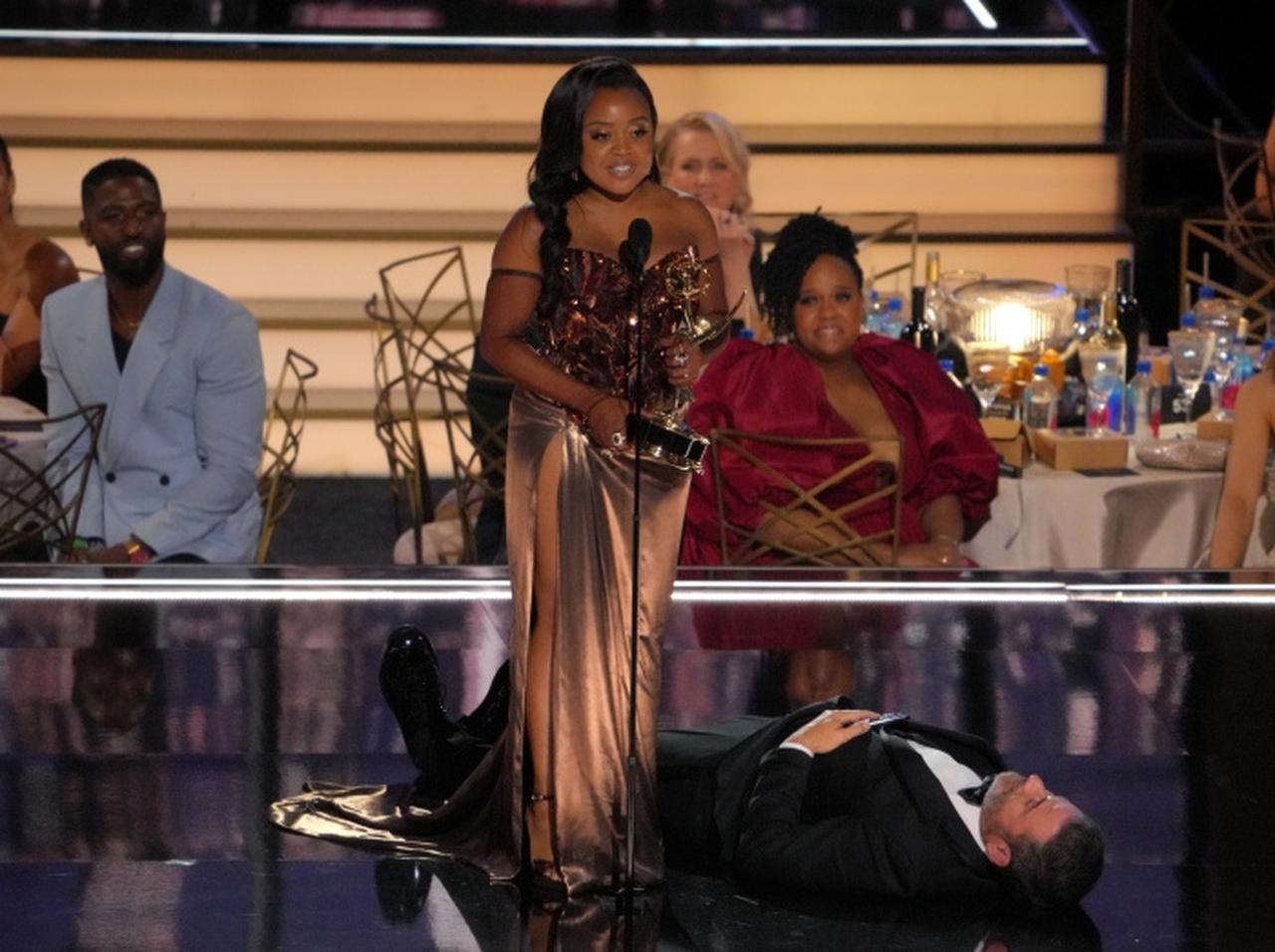 エミー賞授賞式で受賞者の足元に「寝転がる男性」、一部で炎上