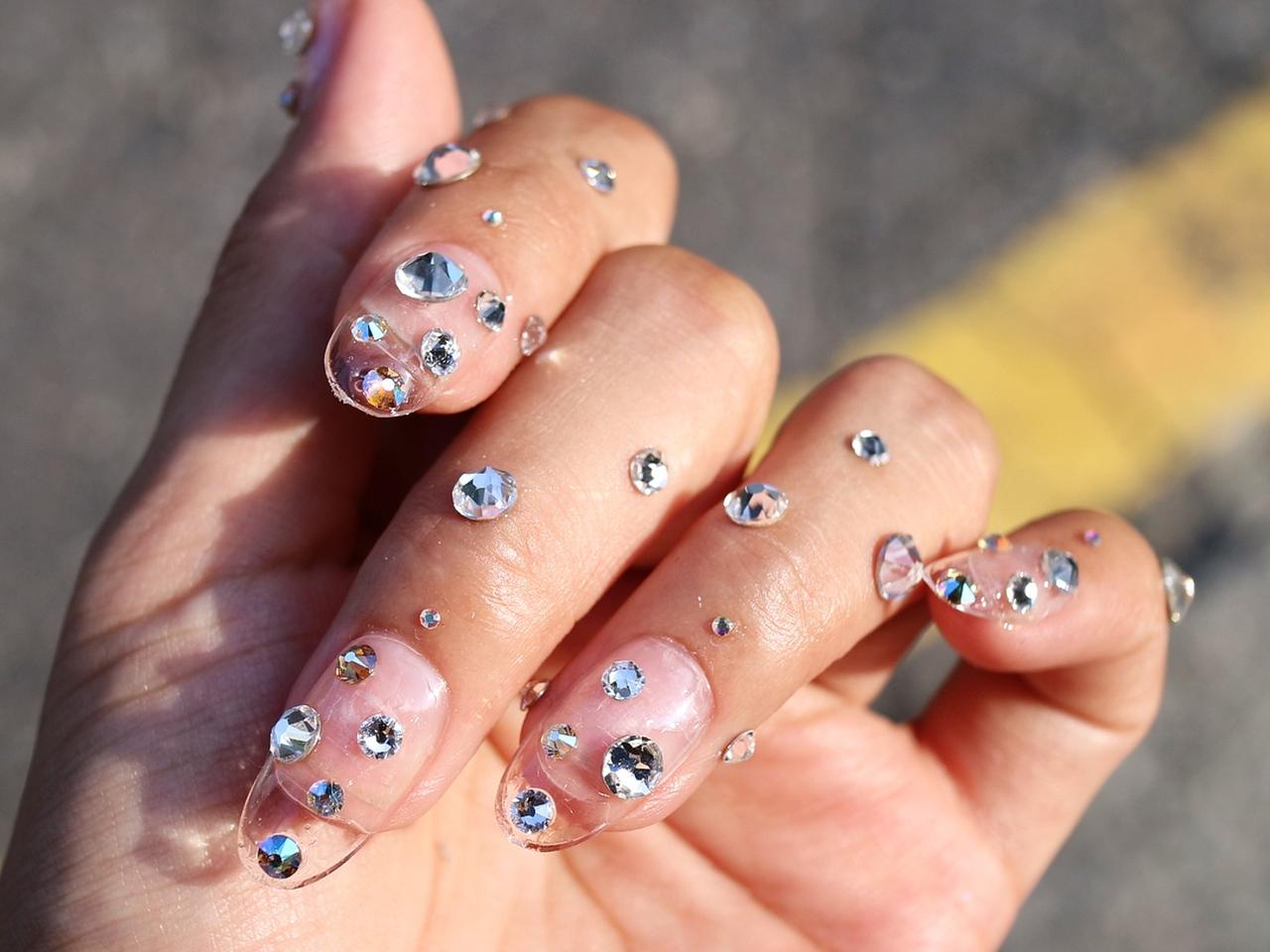 2022年秋は「ラインストーンネイル」で決まり！キラキラと洗練された指先に