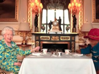 “くまのパディントン”がエリザベス女王にメッセージ、6月にバッキンガム宮殿で共演したばかり