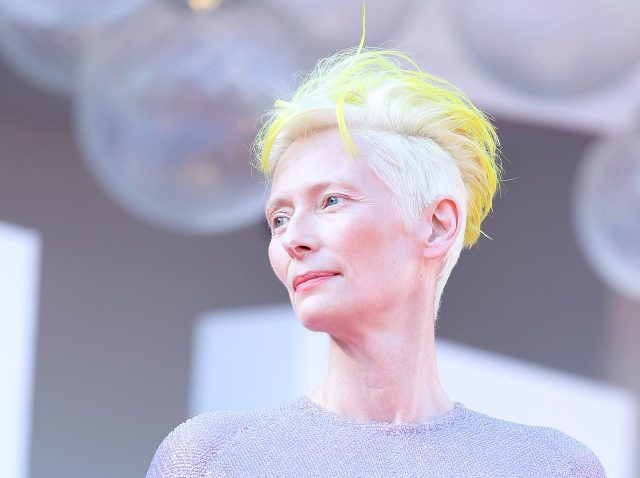 ティルダ・スウィントンがネオンイエロー×ホワイトのヘアカラーに、天使感が半端ないのだが…!?【ヴェネチア国際映画祭】