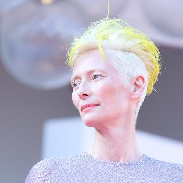 ティルダ・スウィントンがネオンイエロー×ホワイトのヘアカラーに、天使感が半端ないのだが…!?【ヴェネチア国際映画祭】
