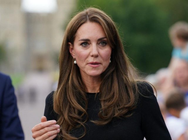 キャサリン妃、エリザベス女王の棺を出迎える際に「身につけていたもの」に愛を感じる