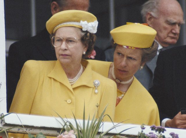 エリザベス女王、一人娘アン王女とみせたペアファッションが良すぎる