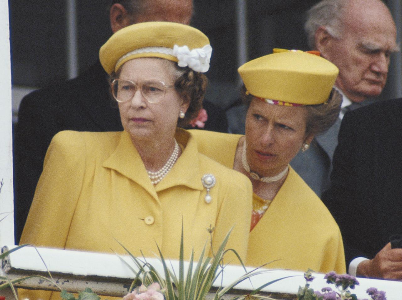 エリザベス女王、一人娘アン王女とみせたペアファッションが良すぎる