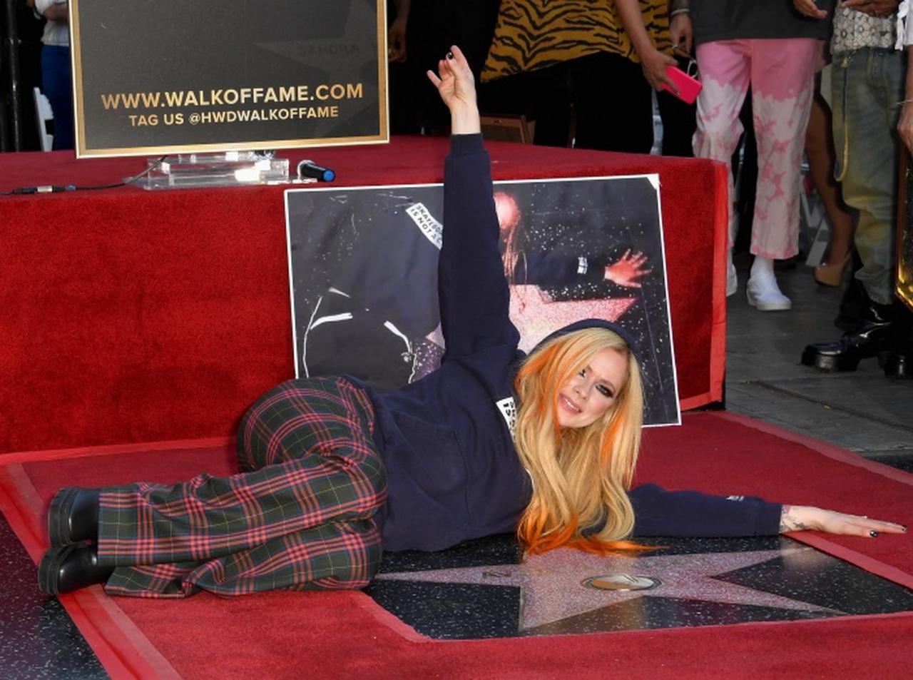 アヴリル・ラヴィーン、ハリウッドの殿堂入り!16歳の時と同じ衣装で撮影