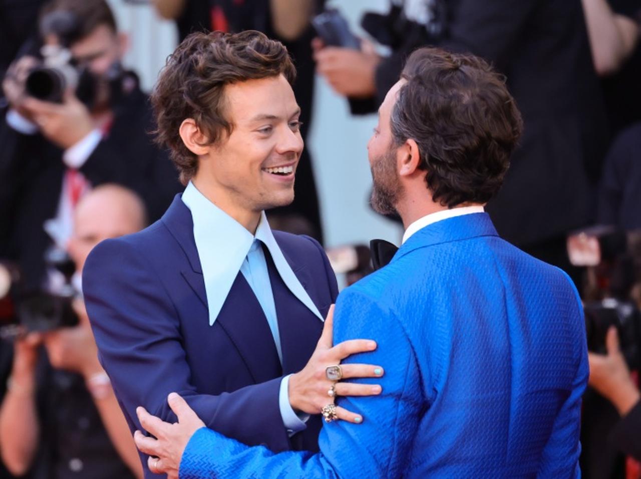 ハリー・スタイルズ、『ドント・ウォーリー・ダーリン』共演俳優と「喜びのキス」を交わす【ベネチア国際映画祭】