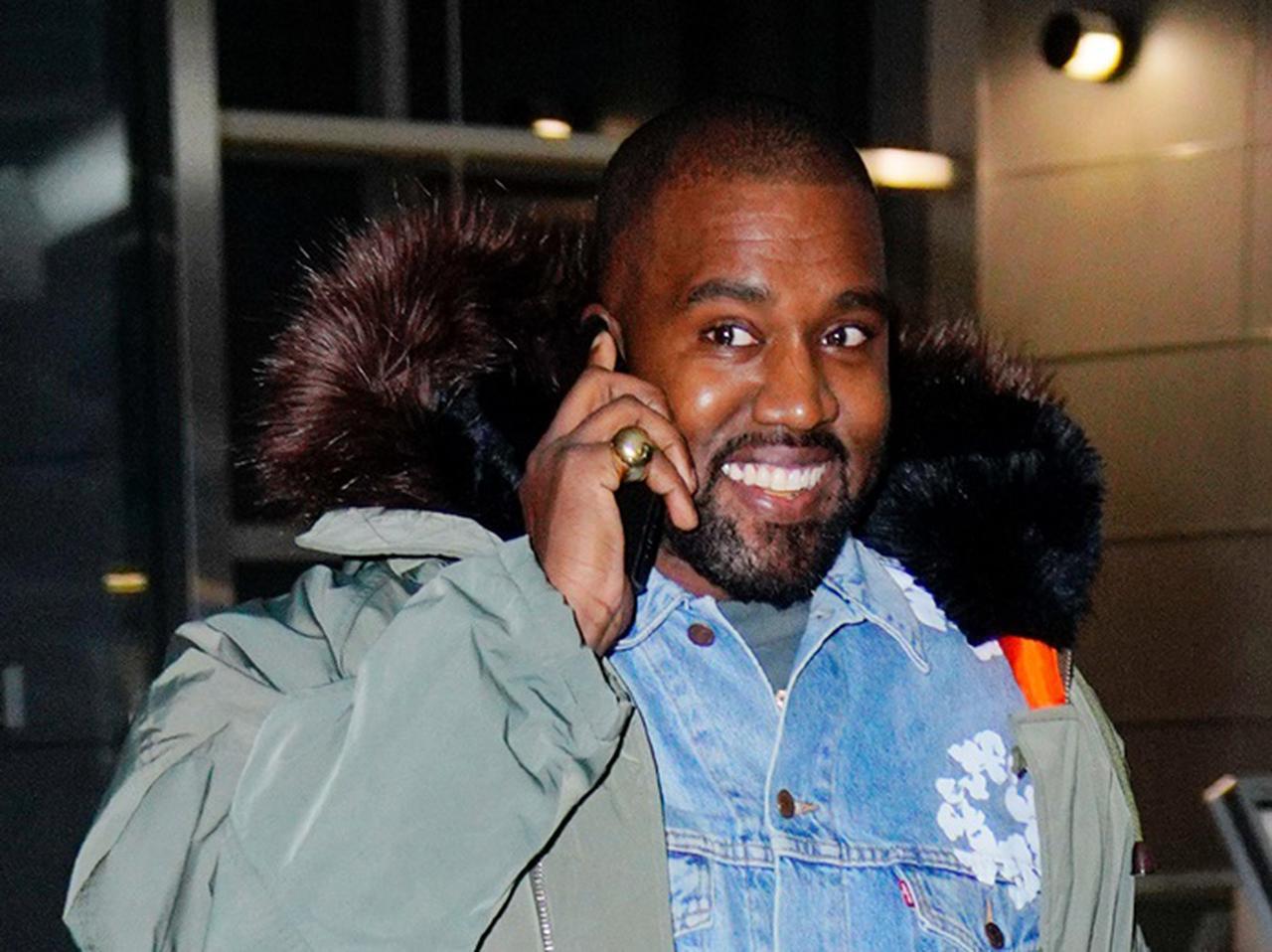 さすがカニエ・ウェスト、プールに入る時もフーディを着用する謎