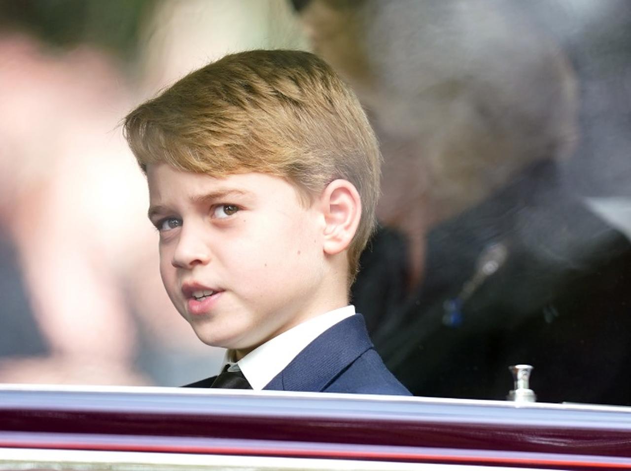 ジョージ王子、エリザベス女王の葬儀で“黒”ではなく「紺のスーツ」を着ていたワケ