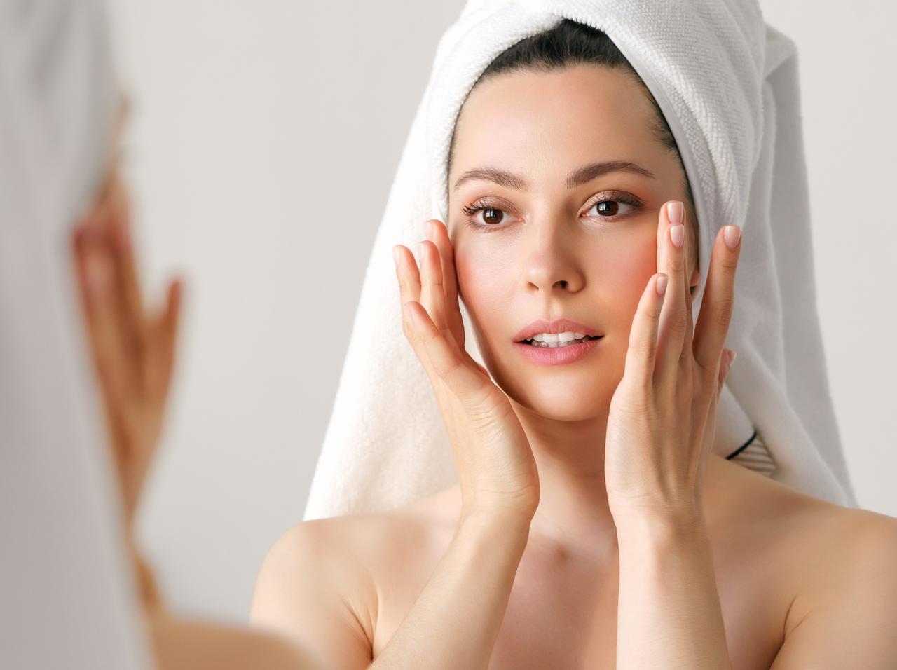 コンシーラーやコントロールカラーを超える?目元を明るく見せる意外なアイテムとは