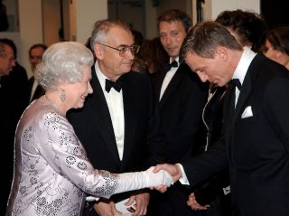 『007』ダニエル・クレイグや『クィーン』ヘレン・ミレン、エリザベス女王逝去を受け追悼