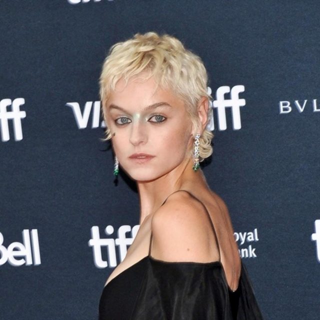 エマ・コリン、きわど過ぎる“ハイパーハイレグ”衣装で注目をかっさらう