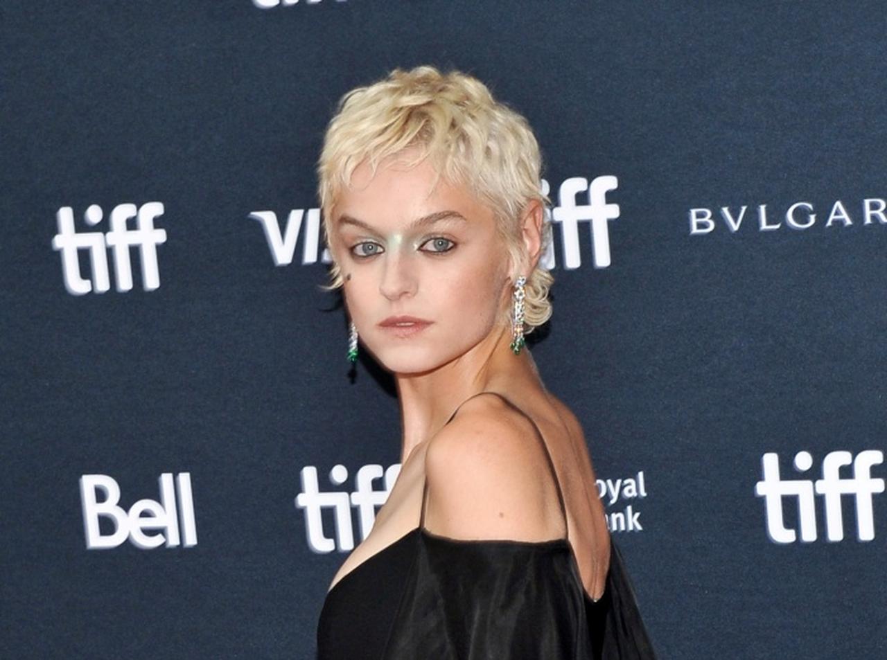 エマ・コリン、きわど過ぎる“ハイパーハイレグ”衣装で注目をかっさらう