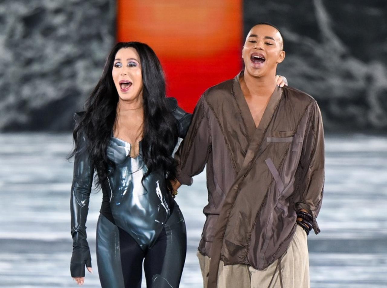 バルマンのショーを76歳シェールが締めくくる、サステナブルな素材を使用したショー