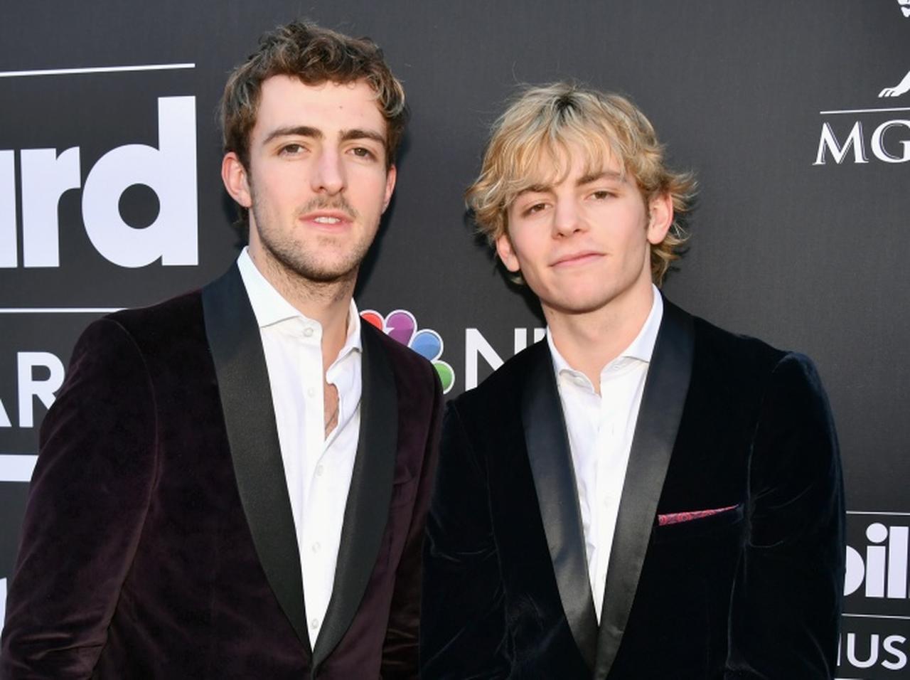 ずんどう屋にて生ビールで乾杯、ロス＆ロッキー・リンチらが日本を満喫