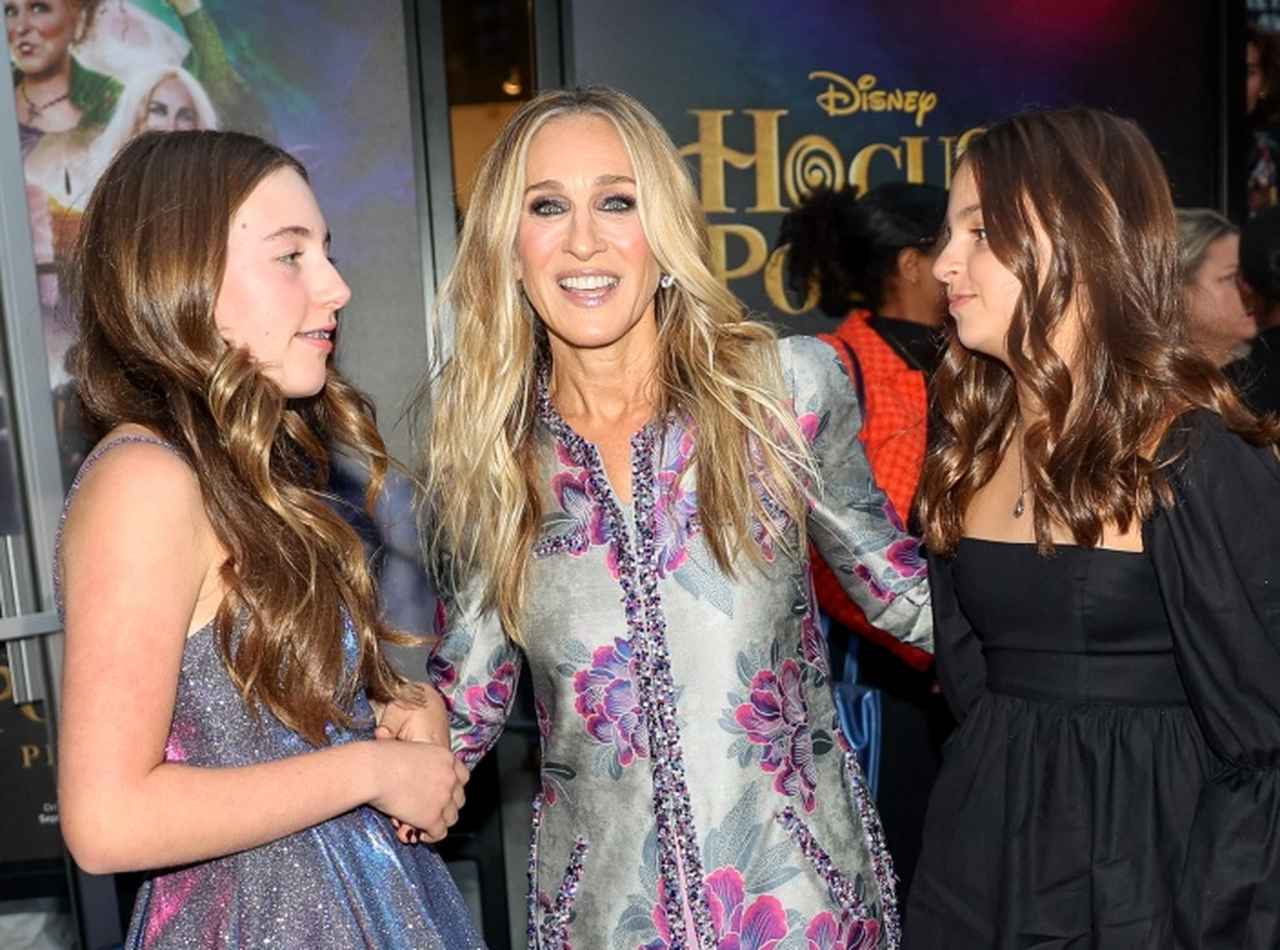 サラ・ジェシカ・パーカー、13歳の双子の子どもと『ホーカスポーカス2』のプレミアへ