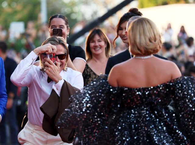 自分のカメラで撮りまくり！フローレンス・ピューをクリス・パインが激写