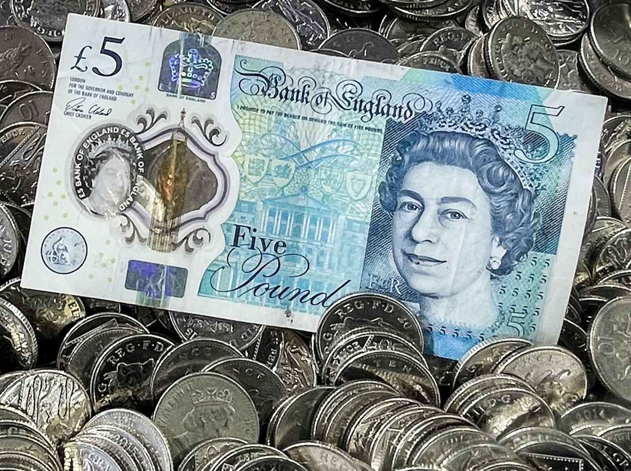 エリザベス女王逝去で「お金」が“逆デザイン”に、カナダはチャールズ国王の肖像画に“反対多数”だったがどうなる?