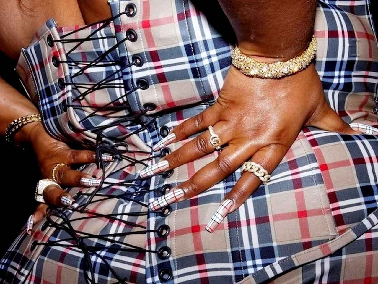 秋トレンドを先取り！海外の「チェック柄ネイル」最旬デザイン集