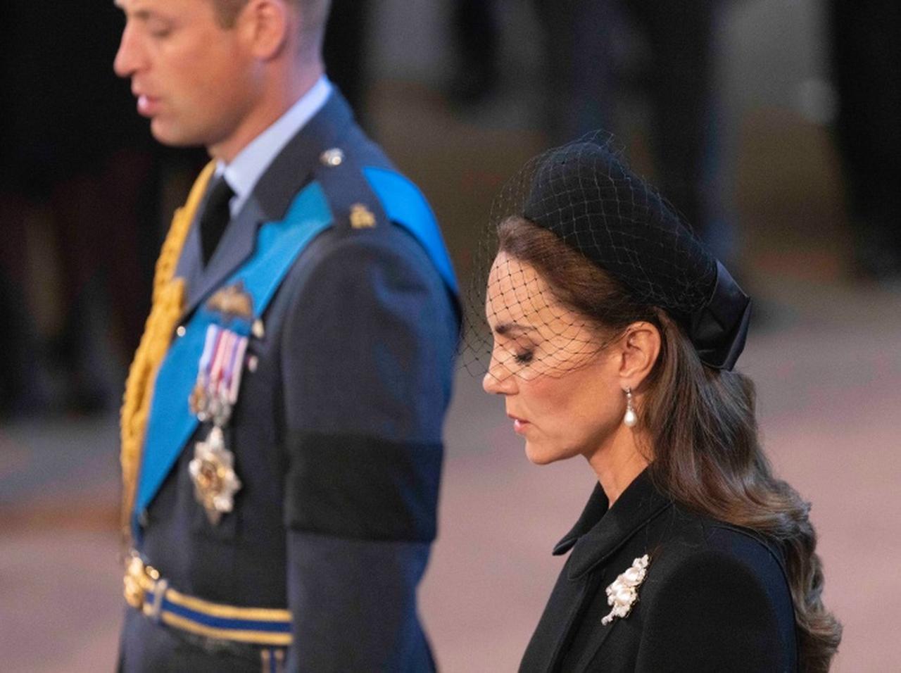 キャサリン妃がエリザベス女王の棺の前で見せた「表情」が涙を誘う