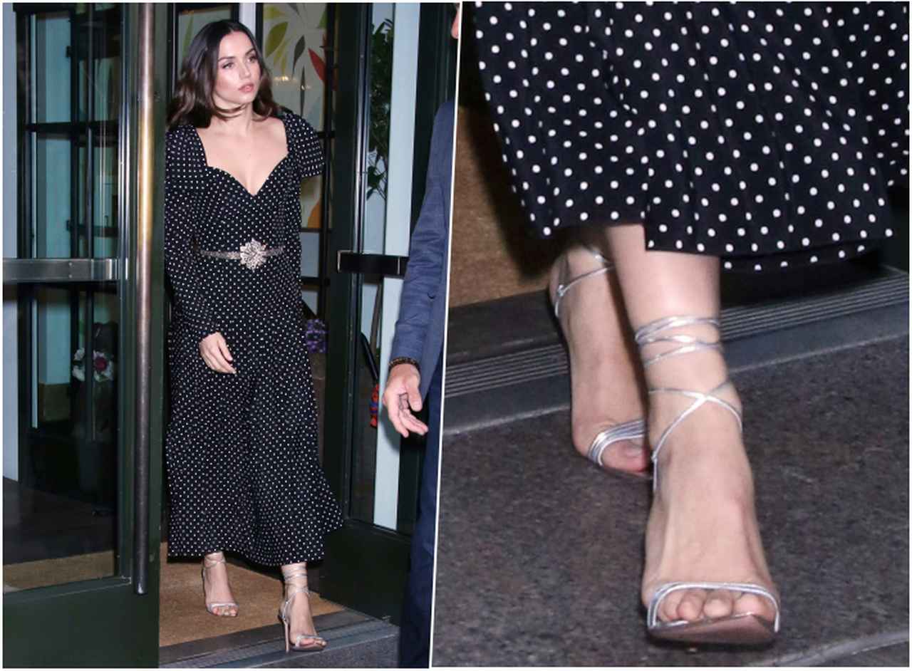 アナ・デ・アルマス、ワンピース1枚で作る大人な甘口コーデ【セレブの最新スタイル】