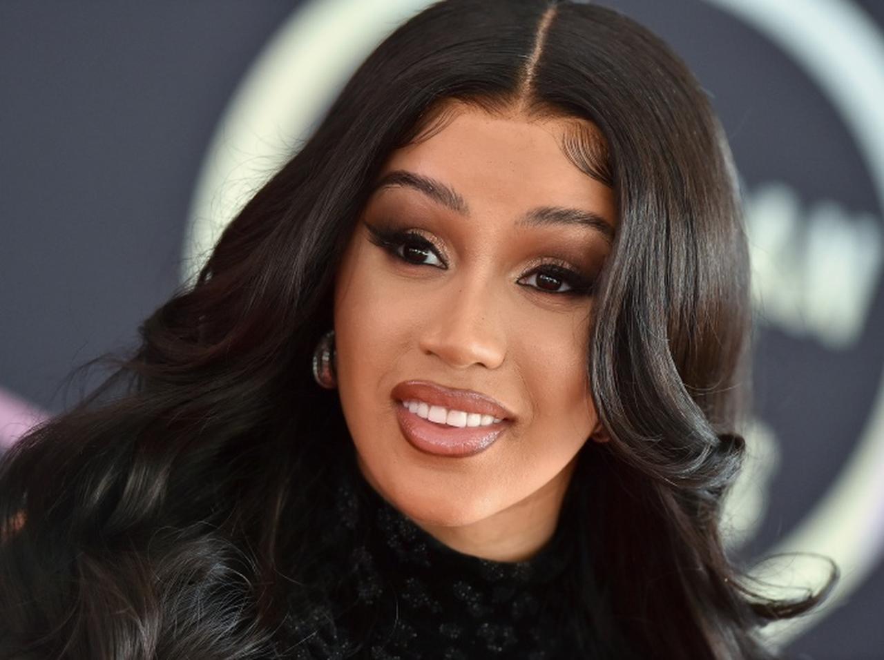 カーディ・Bが母校をサプライズ訪問、約1,400万円を寄付