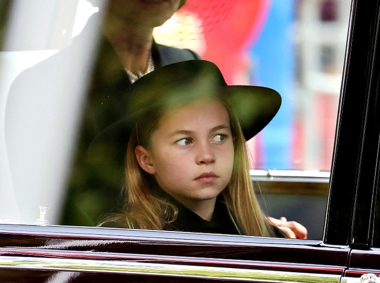 シャーロット王女がエリザベス女王の葬儀で見せた「さりげない仕草」に注目が集まる