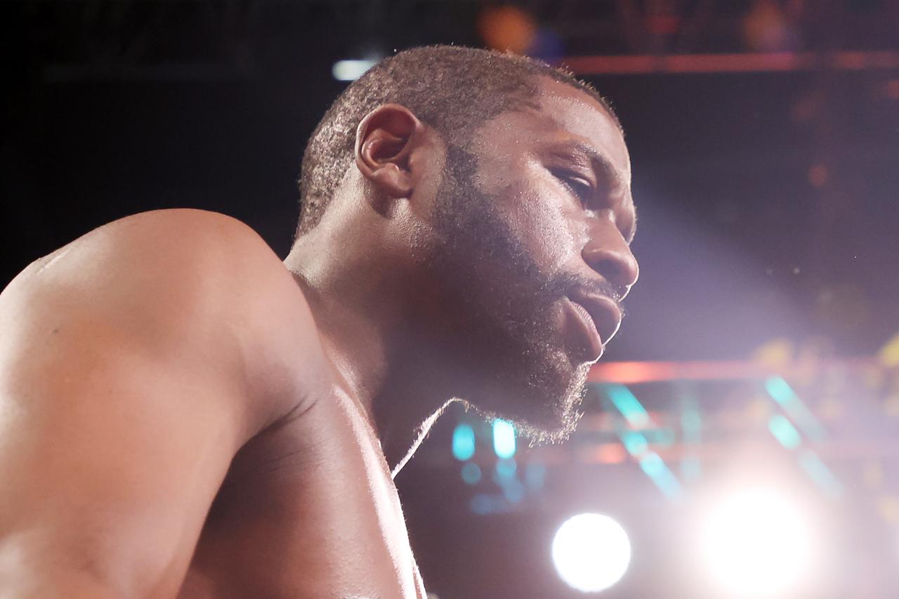 「非常に失礼」という報道も、米国はメイウェザー「花束投げ捨て」騒動にどう反応した?