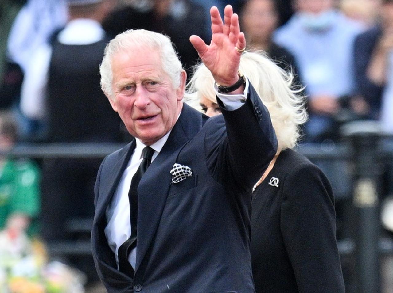 チャールズ国王の初演説の映像に隠れていた「エリザベス女王の思い出の品」に胸がぎゅっとなる