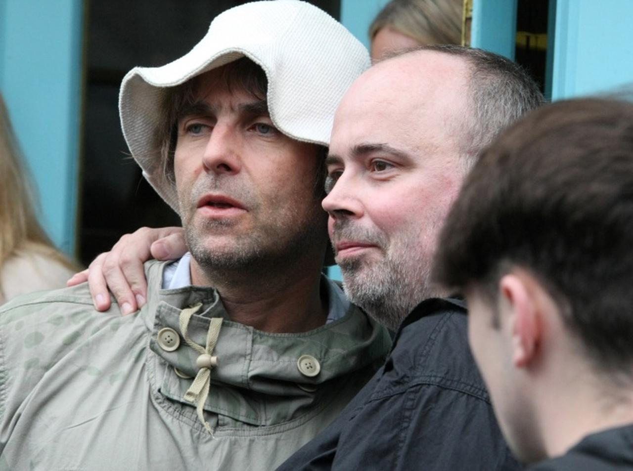 リアム・ギャラガー、機嫌がよすぎる!友人と遊んでいる間もファンやパパラッチに神対応