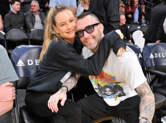 来日間近のアダム・レヴィーンに第3子が誕生か、ベハティ・プリンスルーが妊娠と報道