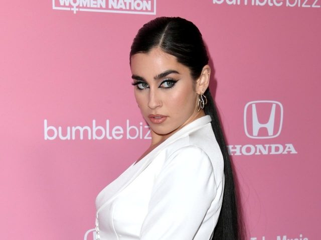 乳首丸見えの衣装で登場したシンガーの胸を人気モデルが絶賛！ 批判そっちのけで喜ぶ