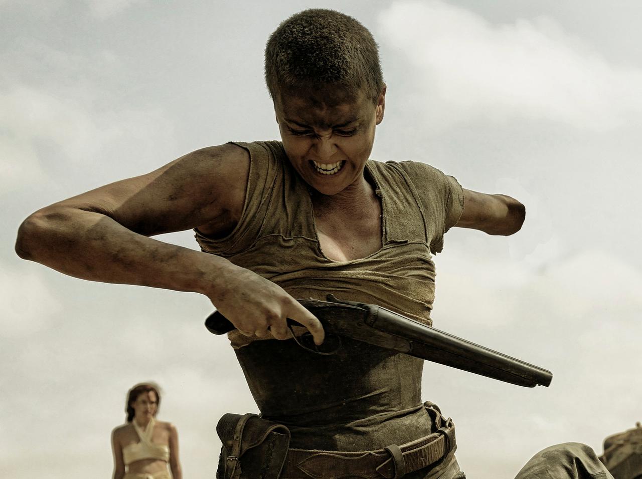 シャーリーズ・セロン、『マッドマックス』フュリオサの“腕がない理由”を知っている!