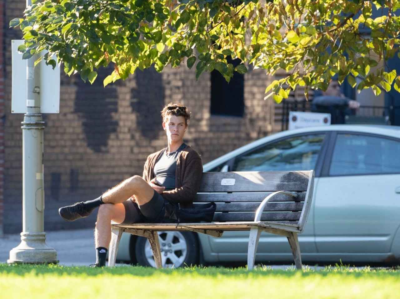 ショーン・メンデス、公園のベンチで「ボーッとする姿」も絵になる