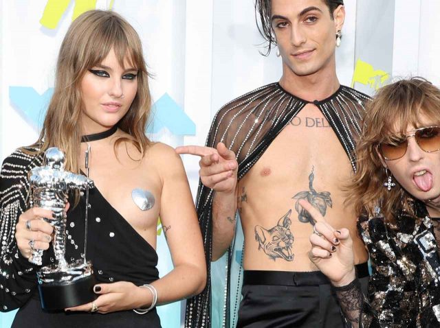 マネスキンのヴィクトリア胸ポロで放送されなかった「ホンモノの映像」をMTVが公開