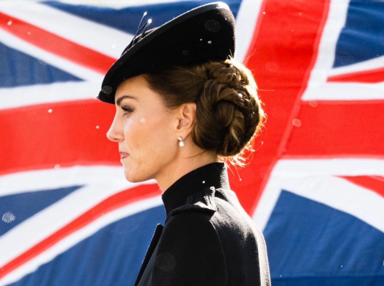 キャサリン妃、エリザベス女王の葬儀に「日本からの贈り物」を身につけて参列