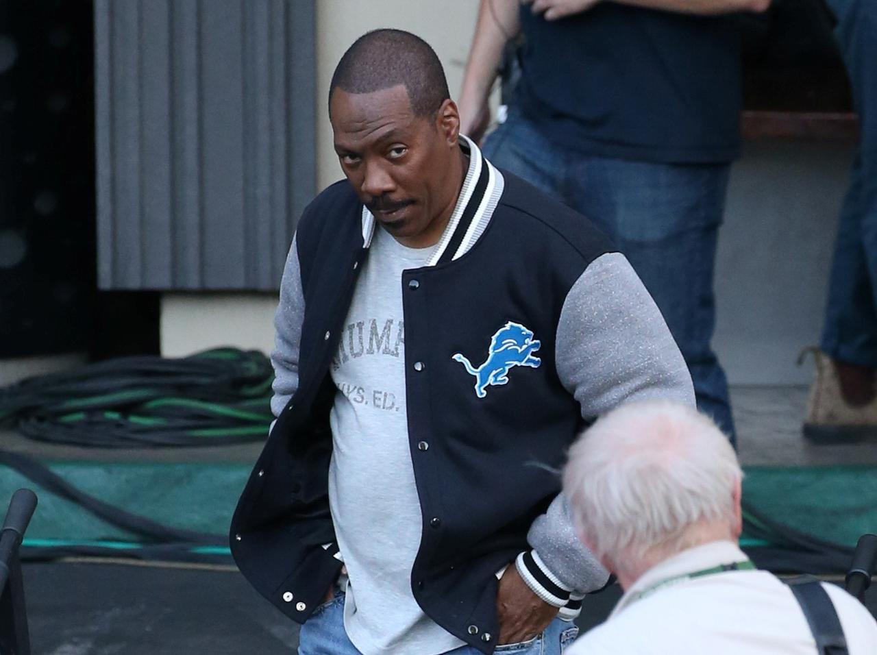 エディ・マーフィが久しぶりに映画撮影、「スタジャン」にデニムジーンズを着てる…!