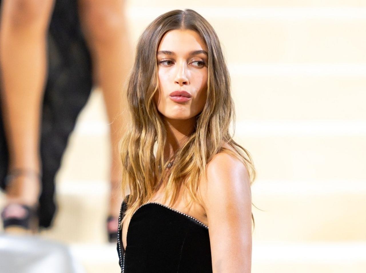 ヘイリー・ビーバー、「セレーナ・ゴメスの名前を連呼されて涙」騒動の真相を明かす