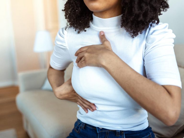 生理前に“バストが張り気味”になるのはなぜ?原因と対処法を医師が解説