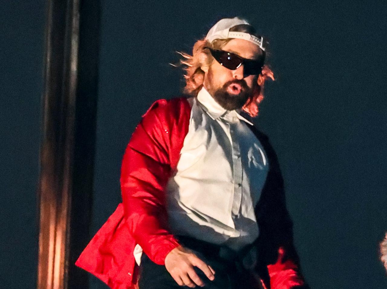 ライアン・ゴズリングが「ロン毛」！“まさかの外見”に