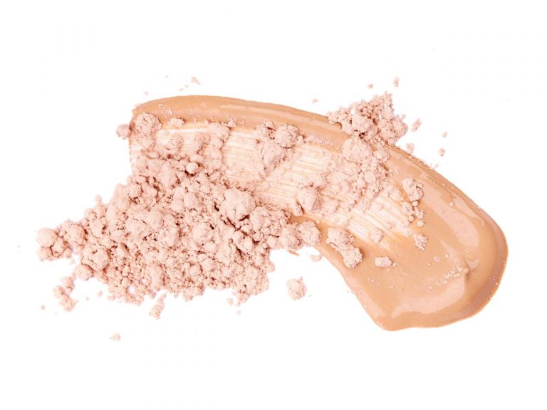 パウダーファンデで「ツヤ」を出す!乾燥する季節の“ちょい足し”テクニック