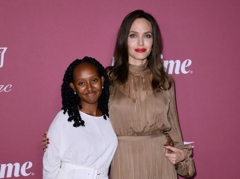 アンジェリーナ・ジョリーが子どもの学校を訪問、ファンサービスも欠かさない