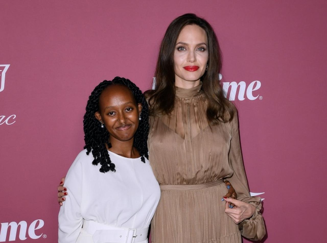 アンジェリーナ・ジョリーが子どもの学校を訪問、ファンサービスも欠かさない