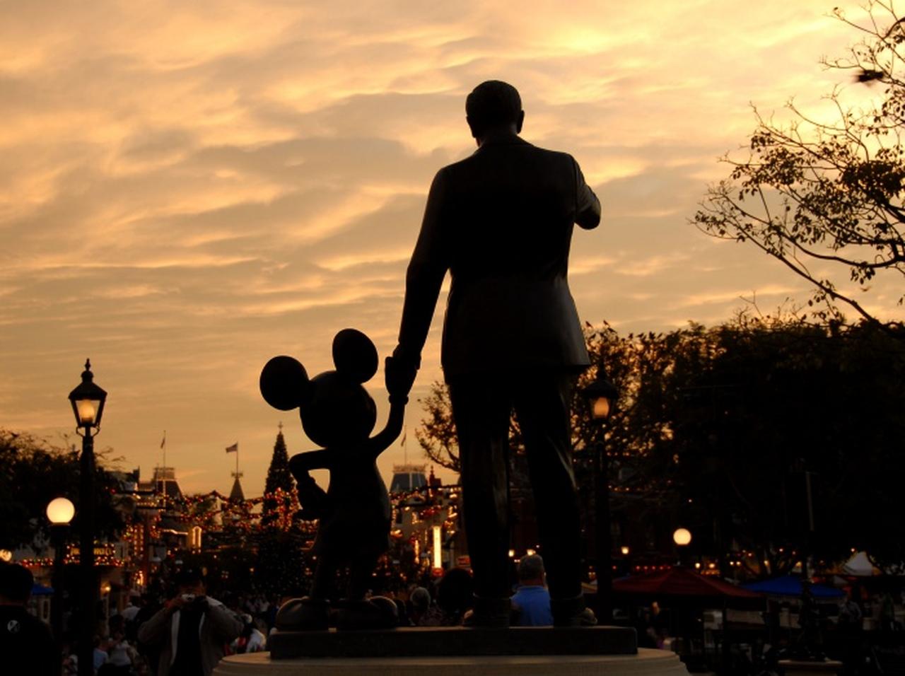 ディズニーランド、“子どもに絶対見せたくないもの”が「丸見え」で波紋