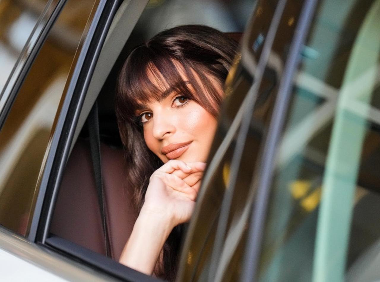 スケスケメッシュドレスで美ボディ炸裂!エミリー・ラタコウスキーのドレスに釘づけ