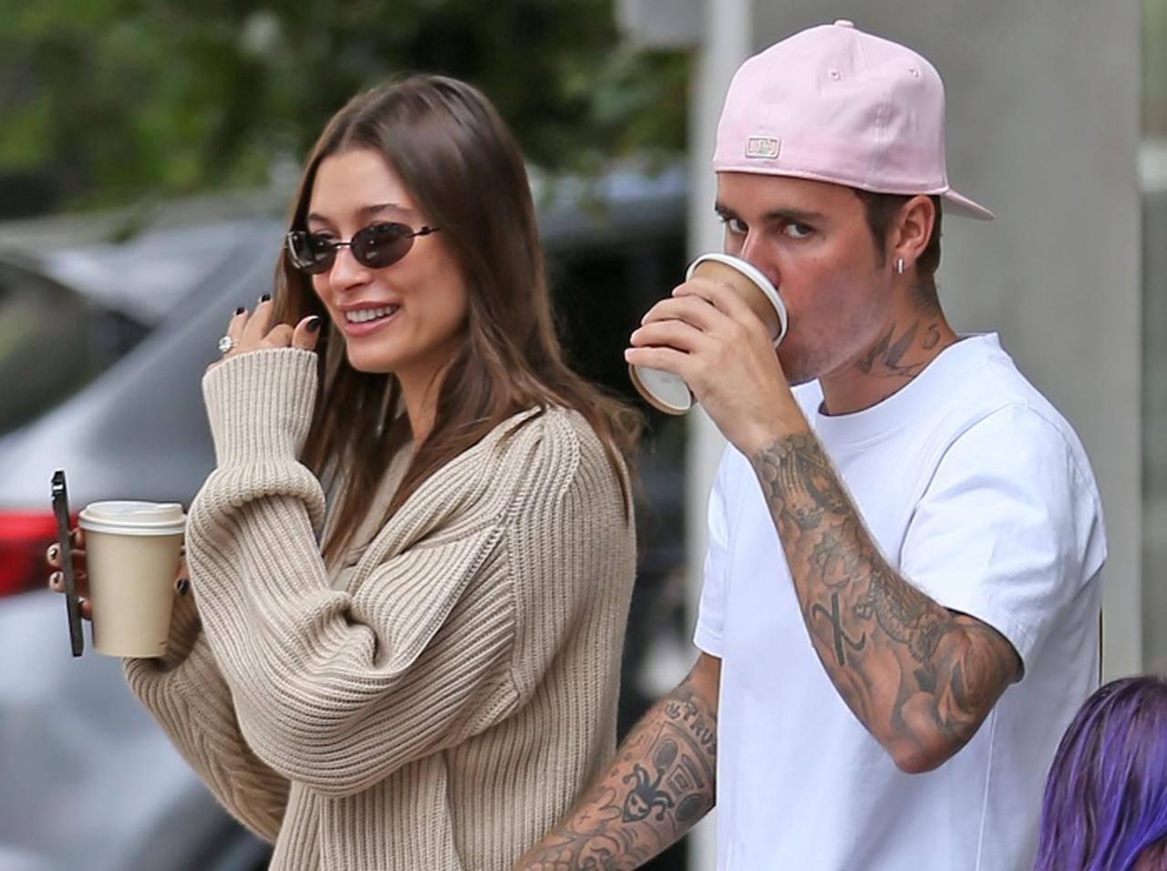 ジャスティン・ビーバー、“夜の営み”に関する「ぶっちゃけ発言」が話題の妻ヘイリー・ビーバーとカフェデート