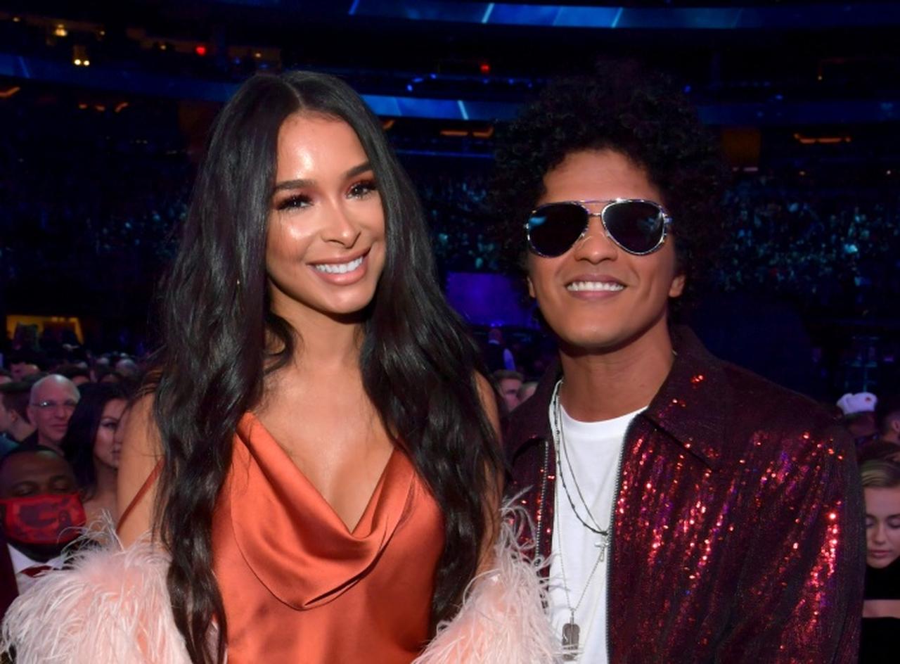 ブルーノ・マーズ、恋人ジェシカが10年前の思い出写真を公開