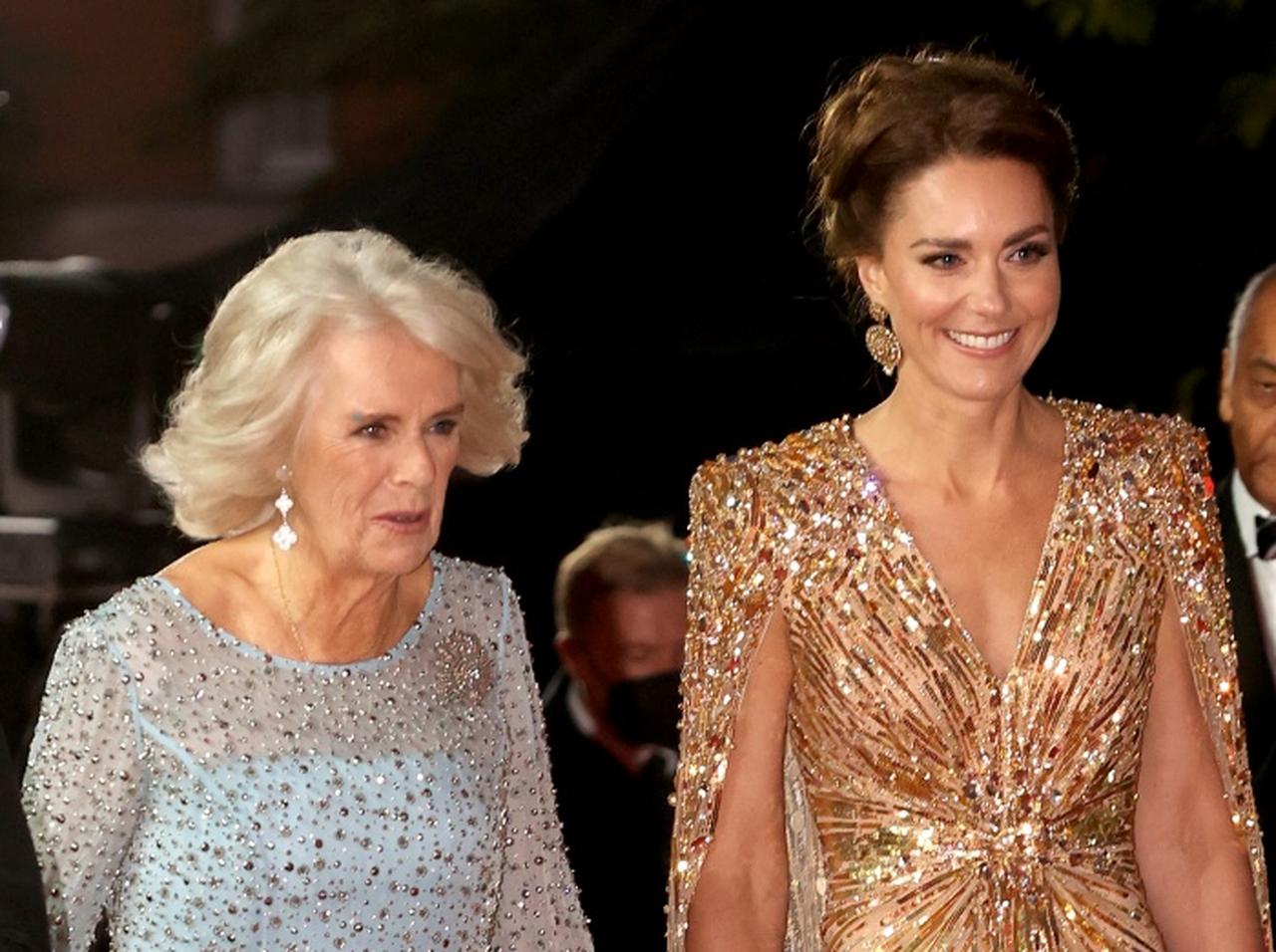 キャサリン妃とカミラ王妃の「手の位置」が話題をさらう、皇太子夫妻と国王夫妻の新公式写真