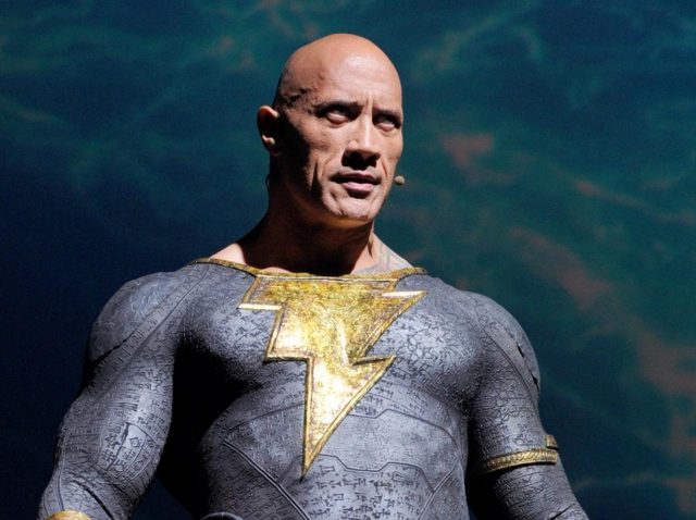 ドウェイン・ジョンソン、筋肉がスゴすぎてブラックアダムのスーツから「あるはずのもの」がなくなる