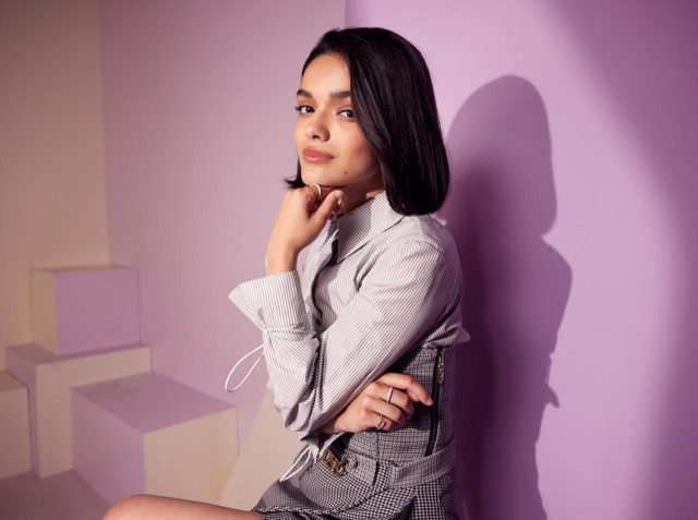 レイチェル・ゼグラーが胸に出来たしこりを除去した跡を見せ、乳がん検診を啓発