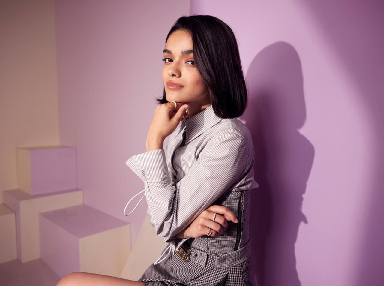 レイチェル・ゼグラーが胸に出来たしこりを除去した跡を見せ、乳がん検診を啓発